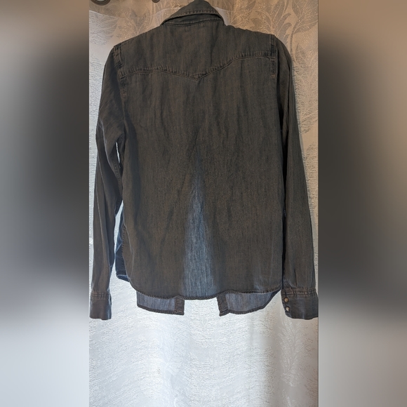 Levi's jeans shirt, size medium - Picture 2 of 3